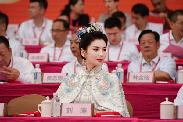 日韩波无码免费视频 刘涛孤独华服给妈祖献寿桃，最新亮相好意思若天仙引世东谈主跪拜
